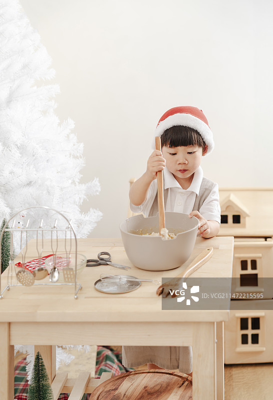 圣诞小男孩圣诞节给santa做曲奇时搅拌食料图片素材