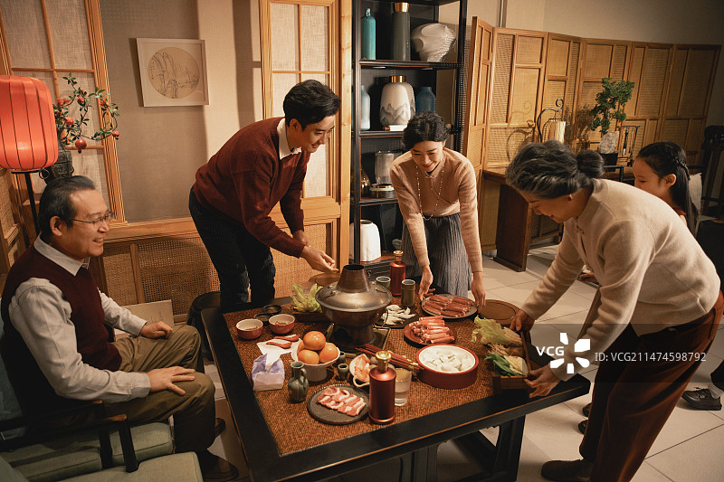 东方家庭过年：幸福一家人准备吃团圆饭——火锅图片素材