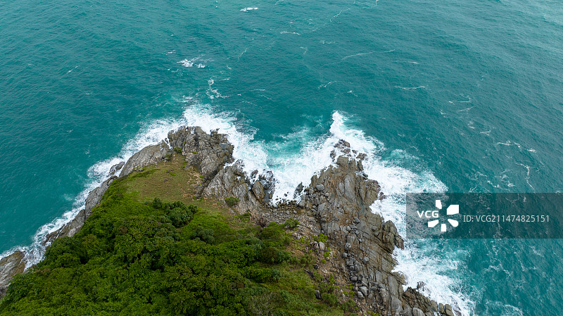 鸟瞰东南亚泰国普吉岛清澈的绿松石大海和礁石图片素材