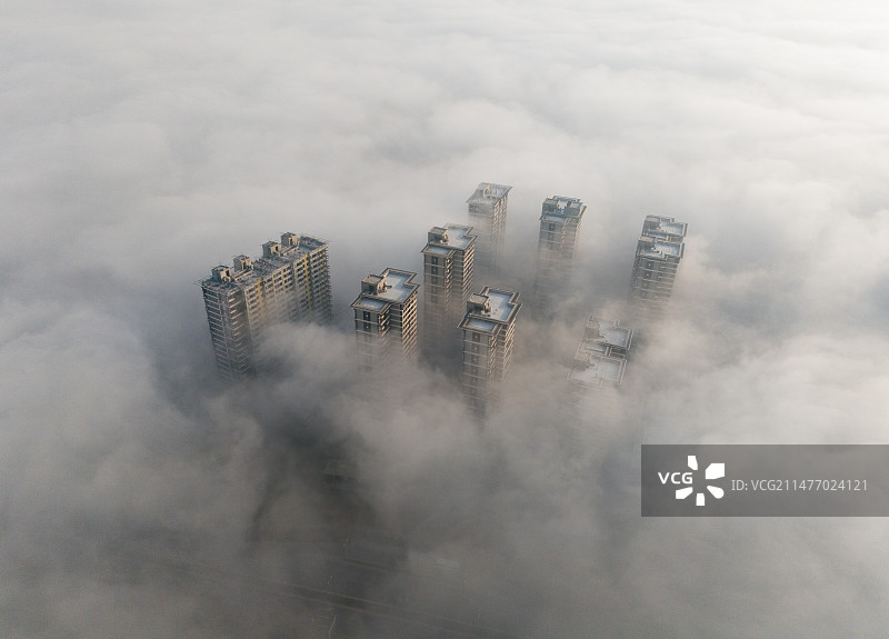 河南郑州市早晨日出平流雾景观图片素材
