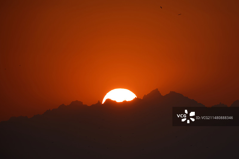 群山中的日落图片素材