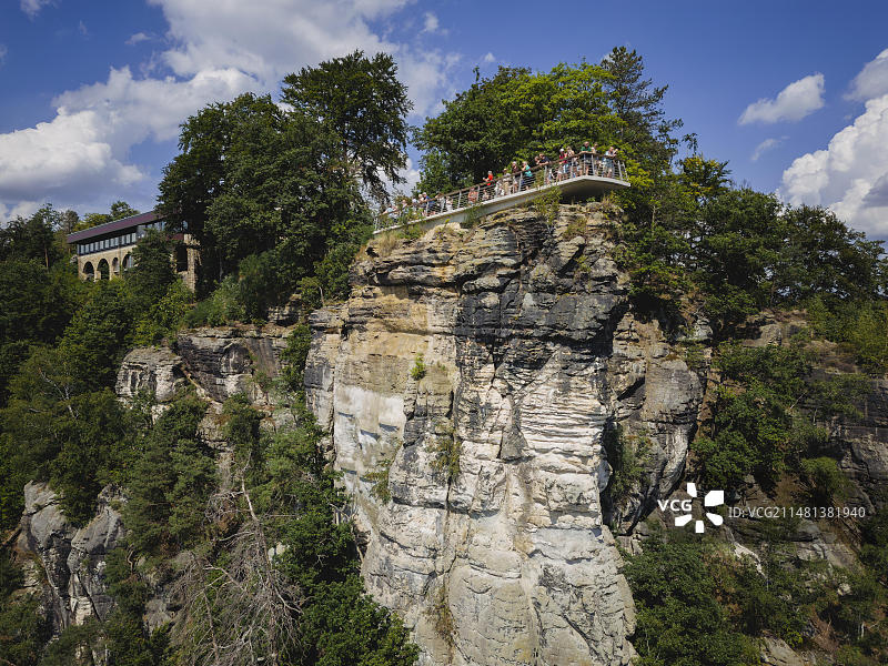 拉滕在易北河上的鸟瞰图与巴斯泰格地区的岩石和巴斯泰格的新观景台。，拉滕，萨克森，德国，欧洲图片素材
