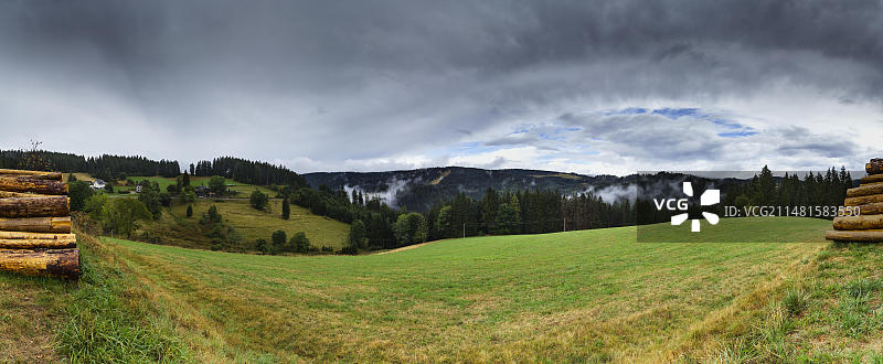 黑森林-巴尔黑森林Schonach附近黑森林景观中的多雨气氛。Kreis，巴登-符腾堡，德国，欧洲图片素材