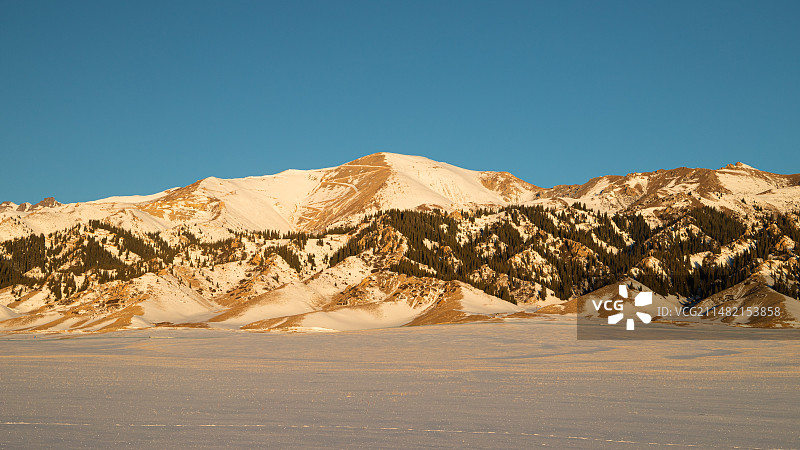 中国新疆雪山冬季风光图片素材