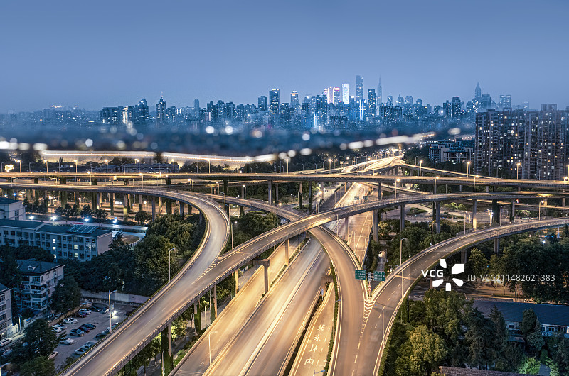 南京高架桥与城市天际线图片素材
