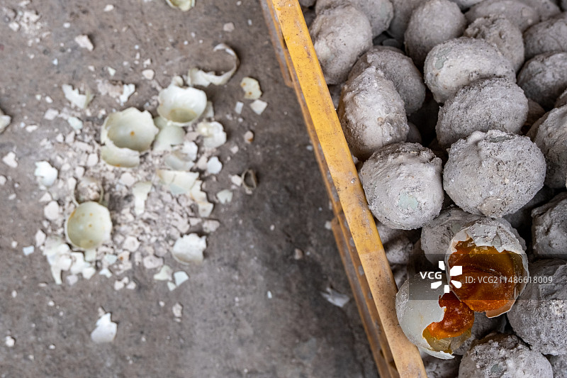 四川省绵阳市传统技艺制作美食皮蛋、包盐蛋图片素材