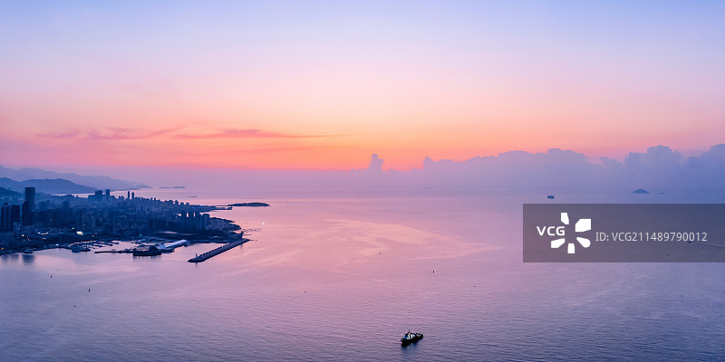 中国山东青岛清晨大海中的一艘远行的小船航拍图片素材