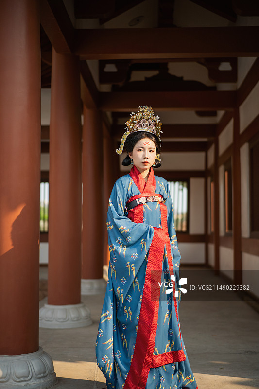 一个穿唐朝武则天女儿太平公主复原盛装礼服婚服的年轻女子图片素材