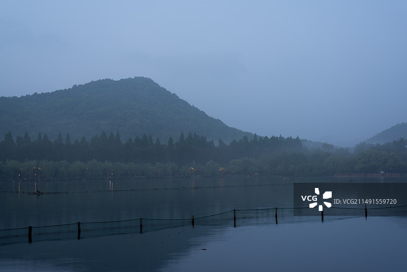 杭州西湖春天花港观鱼绿色雾风景图片素材