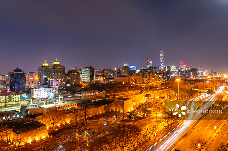 夜晚北京CBD中央商务区国贸中国尊高楼大厦城市天际线和明城墙以及道路车辆光轨蓝调夜景图片素材