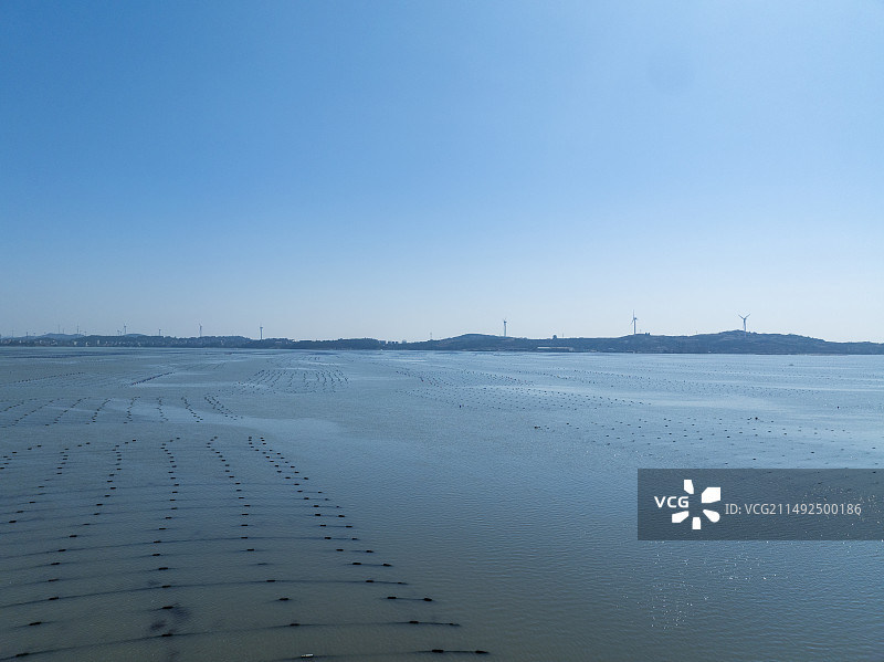 无人机视角，航拍养殖海域海上风电池图片素材