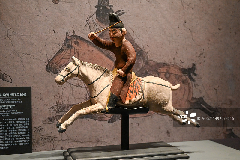 新疆博物馆 唐代彩绘泥塑打马球俑 阿斯塔纳墓葬出土图片素材