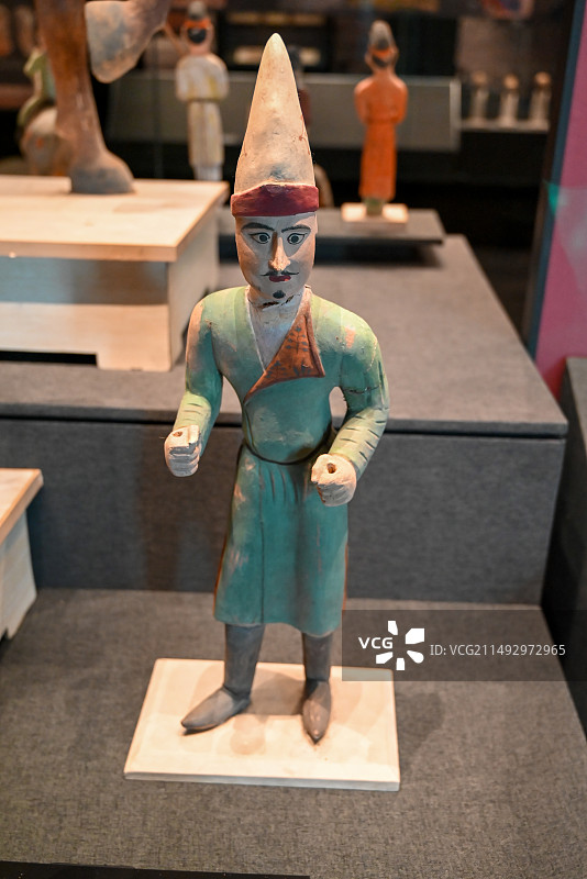 新疆博物馆 唐代彩绘驼夫俑 阿斯塔纳墓葬出土图片素材