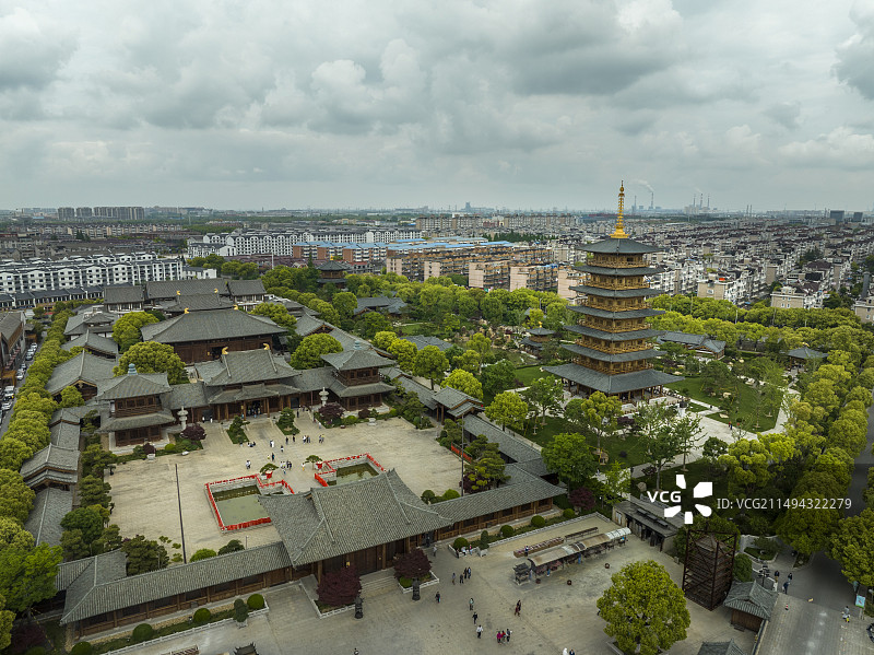 上海宝山寺寺庙中式建筑航拍图片素材