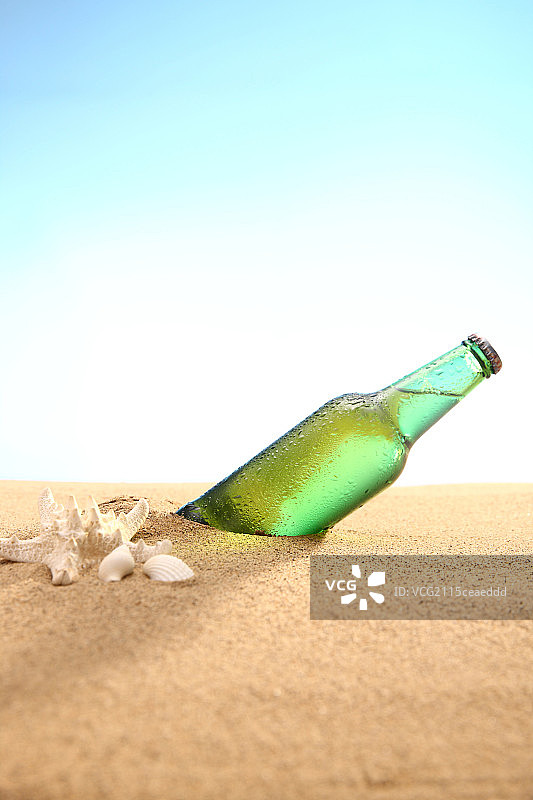 沙滩饮料瓶图片素材