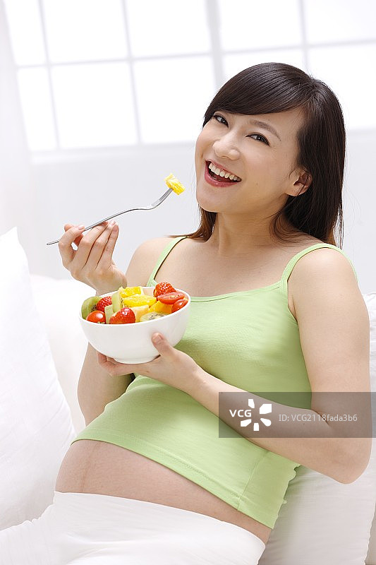 孕妇吃水果沙拉图片素材