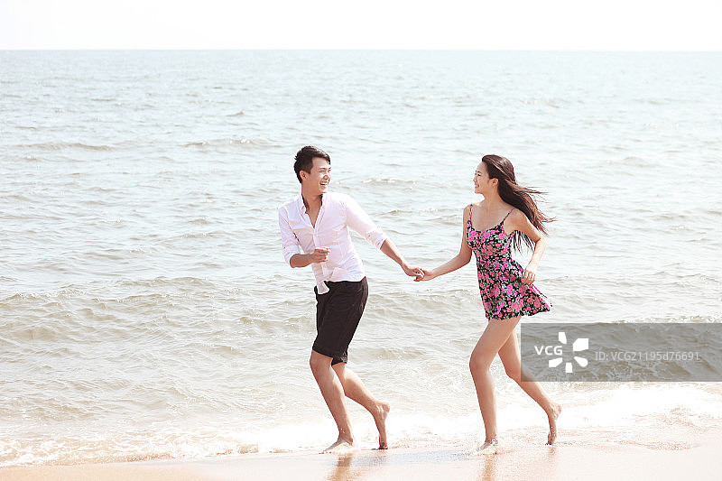 青年伴侣在海边图片素材