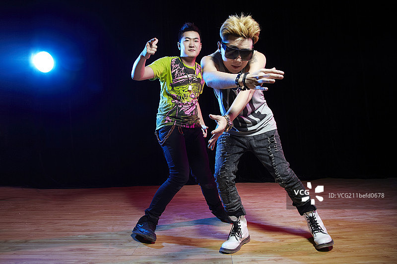 亚洲青年跳街舞图片素材