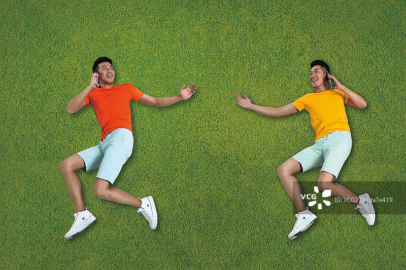 躺在草皮上的年轻男人图片素材