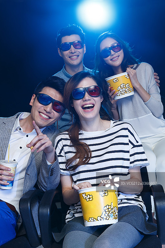 青年男女在电影院看电影图片素材