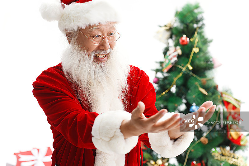 一个圣诞老人做捧着的手势图片素材
