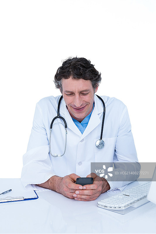 白色背景下，微笑的医生在办公室发短信图片素材