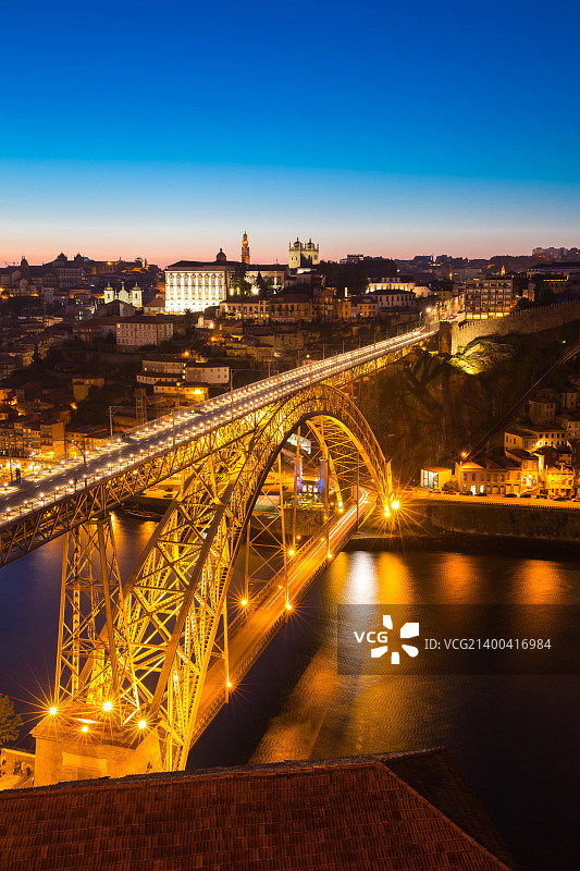 黄昏时分，葡萄牙波尔图的Dom Luiz桥图片素材