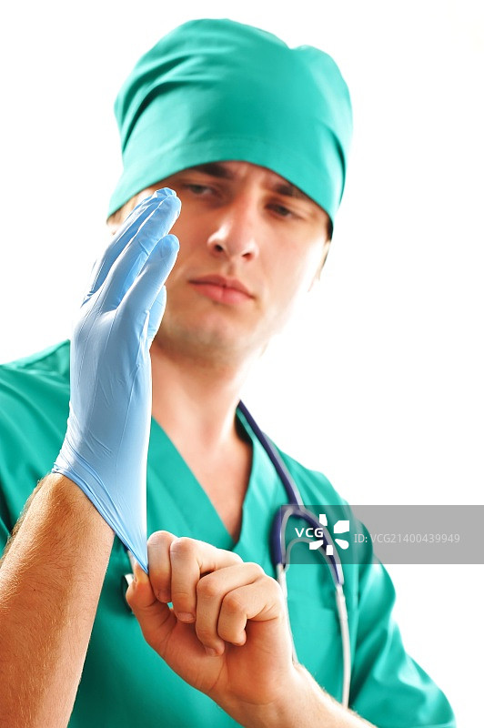 医生正在戴手术手套图片素材