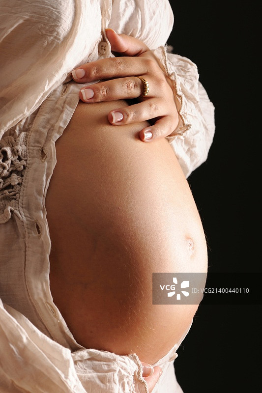 孕妇的肚子上方是黑色的图片素材