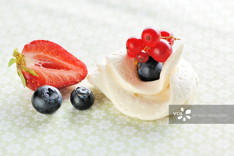 奶油蛋白霜，美味的法式甜点图片素材