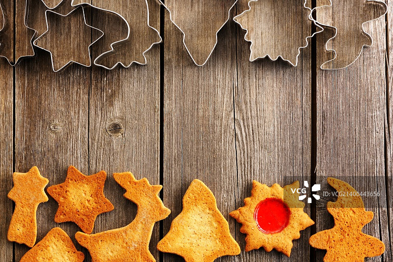 圣诞节自制的姜饼饼干放在木桌上图片素材