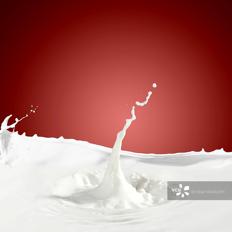 将白色牛奶泼在彩色背景上图片素材