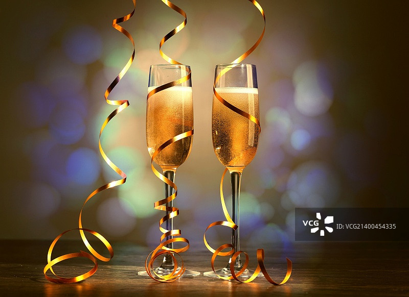 两只香槟杯准备迎接新的一年图片素材
