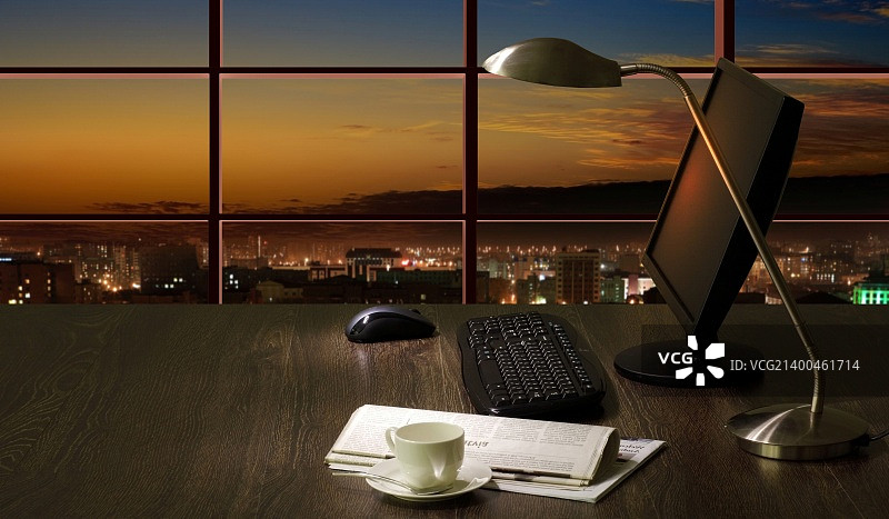 晚上在办公室工作的地方，从窗户可以看到城市景色图片素材