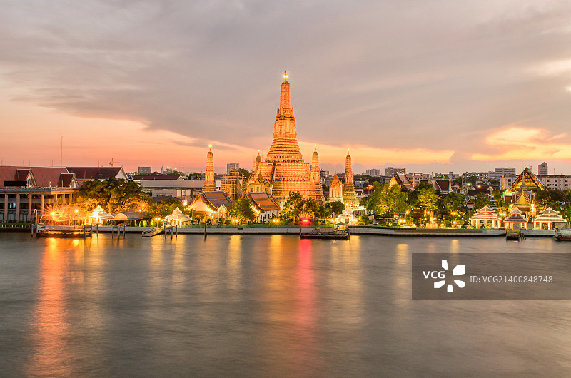 Wat Arun在晚上，曼谷市，泰国图片素材