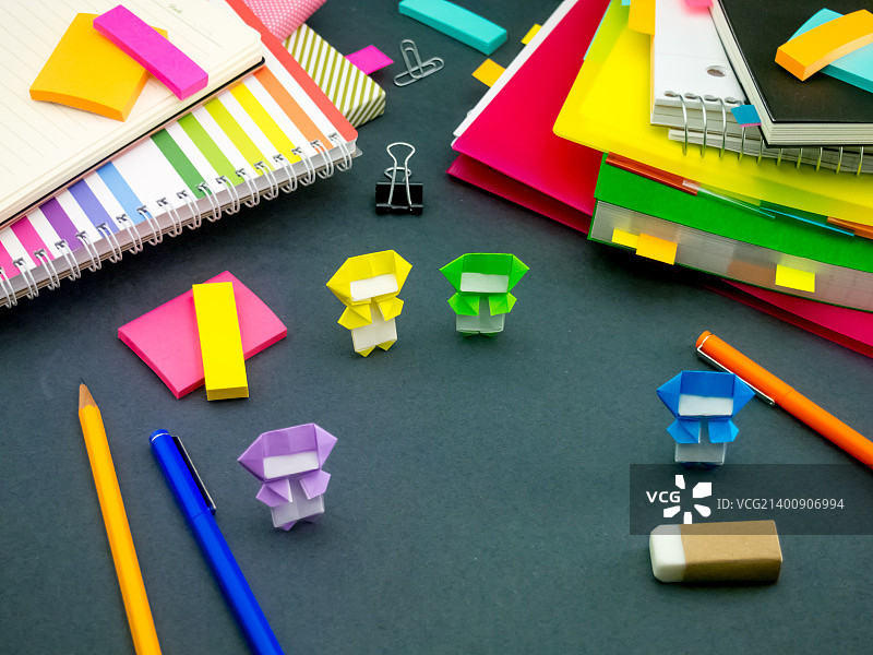 小折纸忍者帮你在你的办公桌上工作图片素材