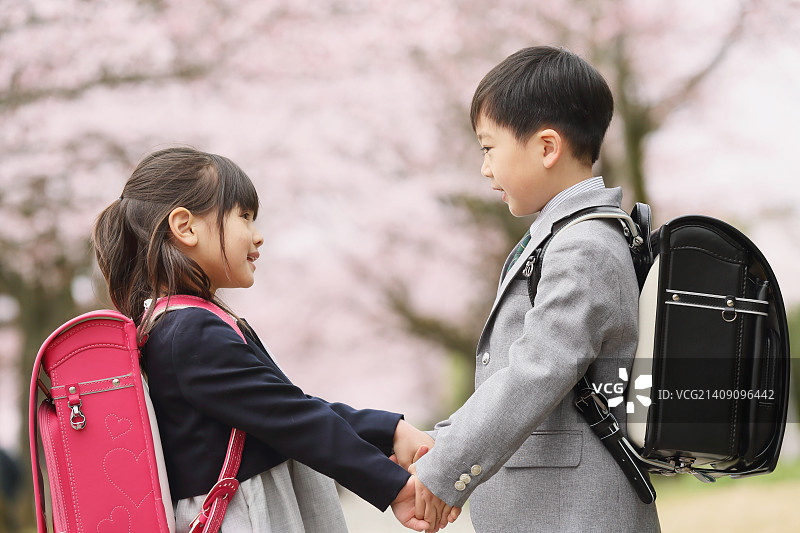 日本孩子在城市公园里开着樱花图片素材