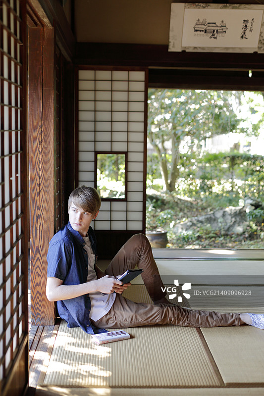 白人住在传统的日本房子里图片素材