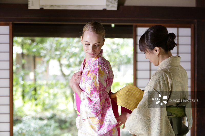 白人妇女在传统的日本房子穿着浴衣图片素材