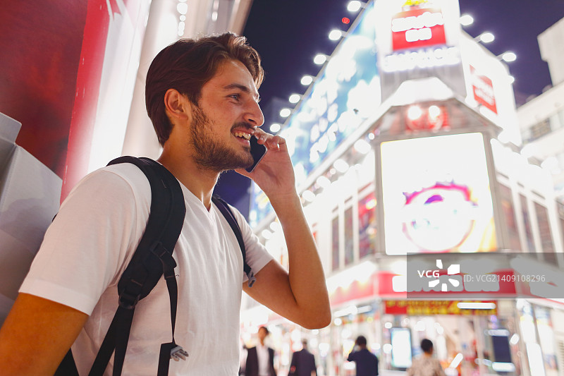 一名白人男子在日本东京观光图片素材