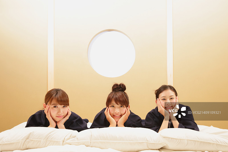 年轻的日本妇女穿着浴衣在传统的旅馆卧室图片素材