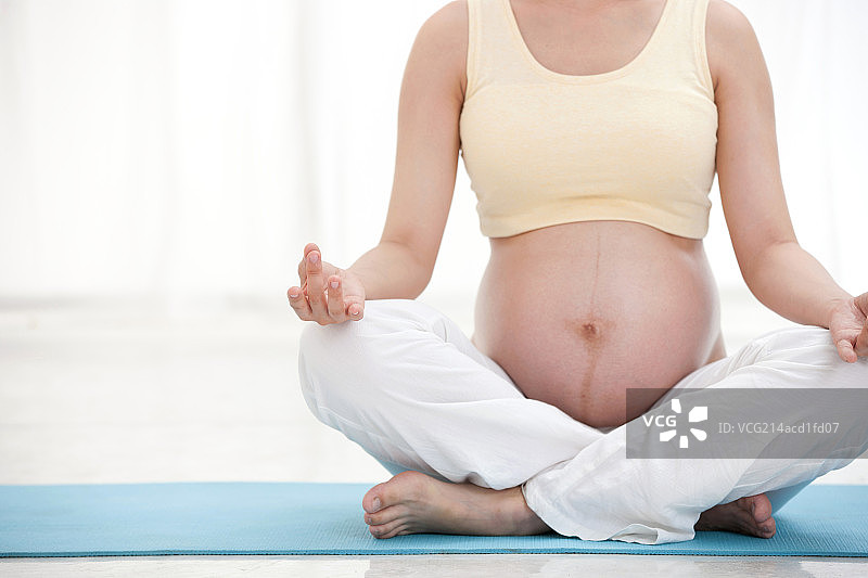 孕妇做瑜伽图片素材