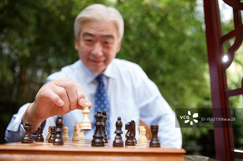 一个老年男人在下国际象棋图片素材