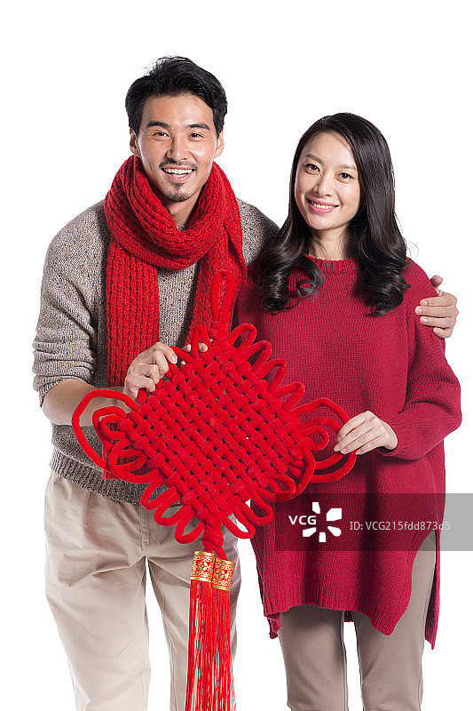 拿着中国结的青年伴侣图片素材