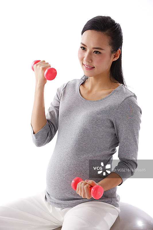 孕妇举哑铃锻炼图片素材