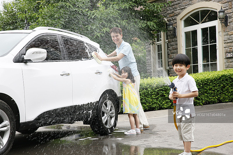 快乐家庭擦洗汽车图片素材