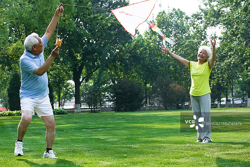 幸福的老年夫妇放风筝图片素材