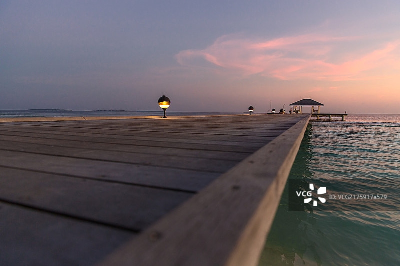 马尔代夫黄昏中的水屋图片素材