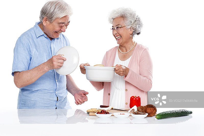 老年夫妇正在准备饮食图片素材