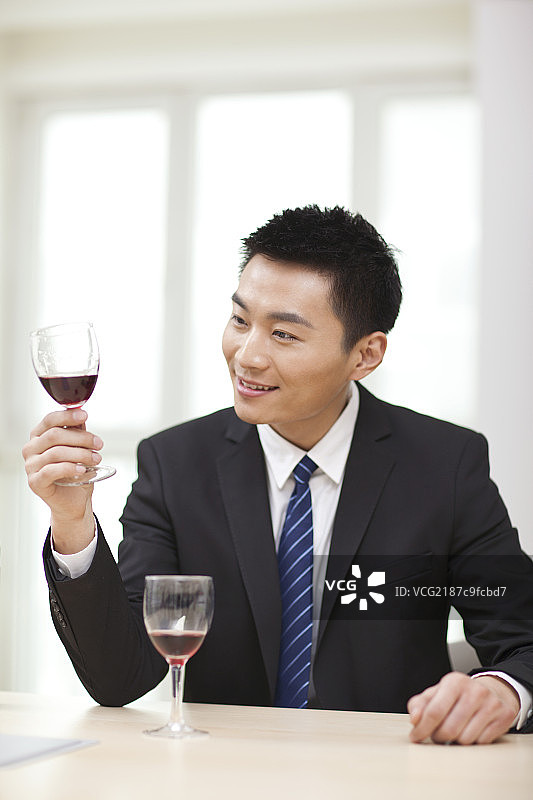 商务男士喝红酒图片素材